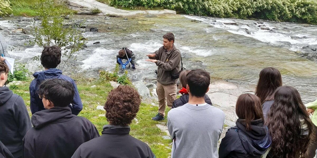Simone Guareschi teaching river ecology in Crissolo on the Po River.