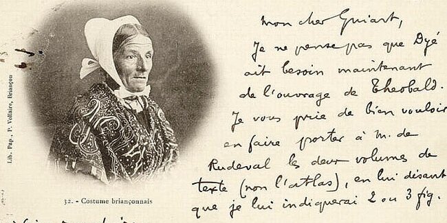 una cartolina postale con l'immagine di una donna in costume tradizionale a sinistra e sulla destra una scritta in francese