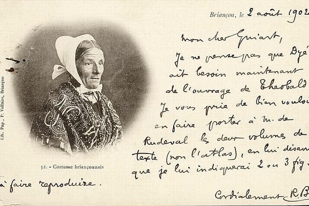 una cartolina postale con l'immagine di una donna in costume tradizionale a sinistra e sulla destra una scritta in francese