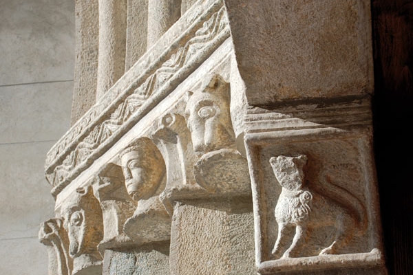 Particolare di un dettaglio architettonico della chiesa di San Pietro di Pontechianale