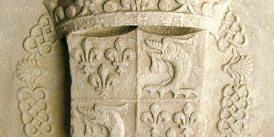 bassorilievo marmoreo che raffigura lo stemma del Delfinato
