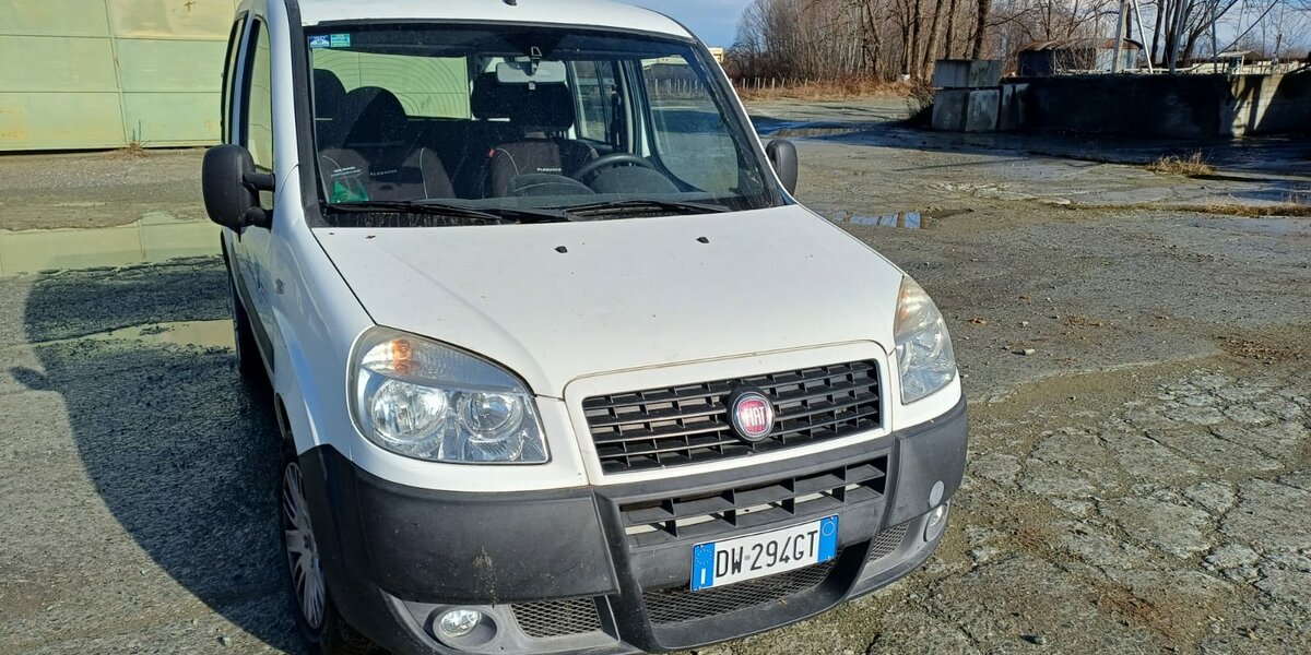immagine del veicolo in vendita, di cui si vede la parte anteriore.