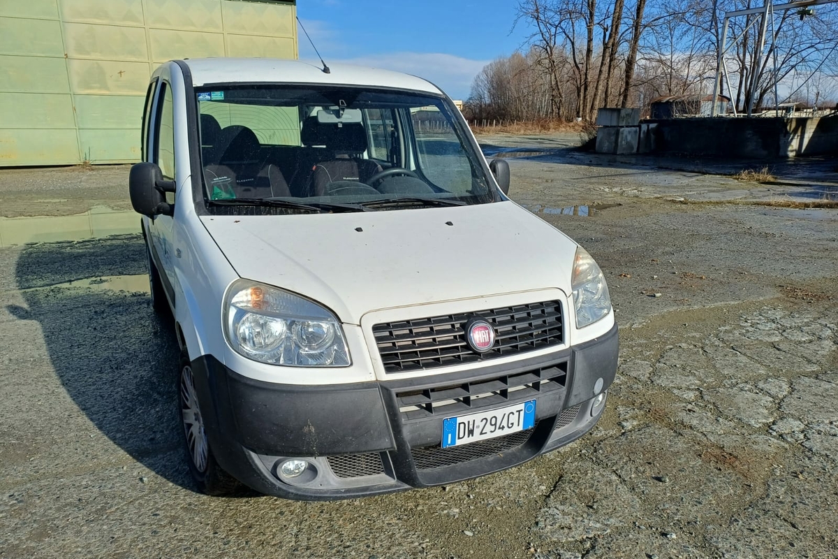 immagine del veicolo in vendita, di cui si vede la parte anteriore.