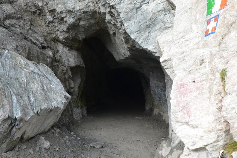 imboccatura del Buco di Viso, galleria alpina a 2.900 metri di altitudine