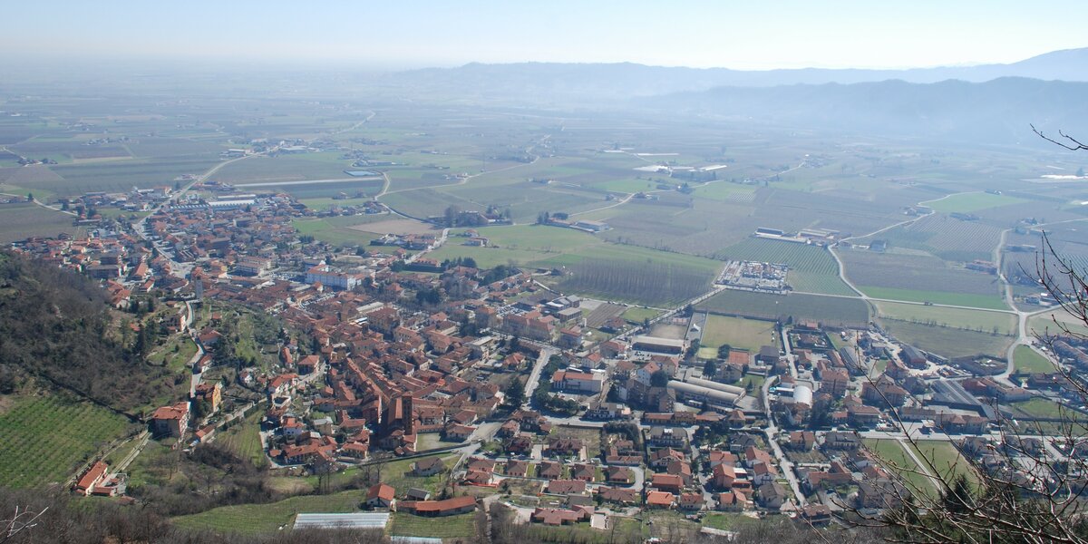 immagine dall'alto del paese di revello, si vedono le case con tetti rossi circondate dal verde