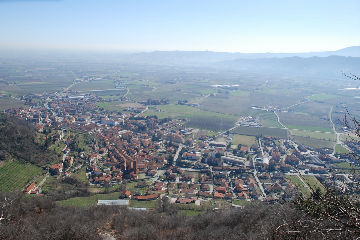 immagine dall'alto del paese di revello, si vedono le case con tetti rossi circondate dal verde
