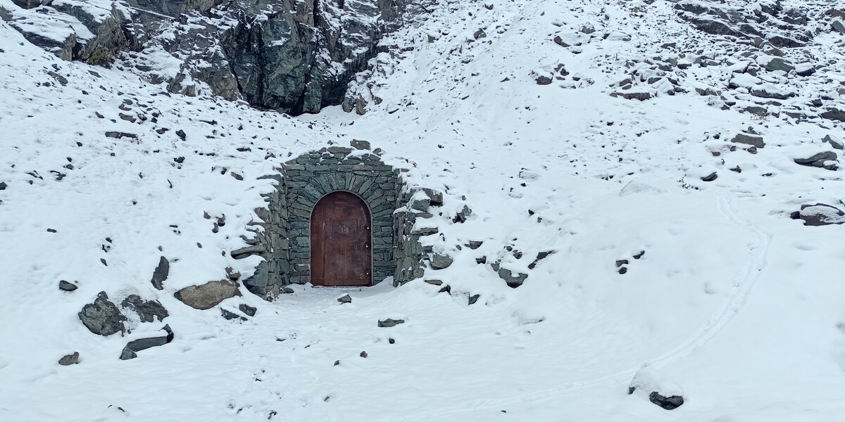 l'imboccatura francese del Buco di Viso chiusa. Intorno al tunnel il paesaggio è ricoperto di un leggero strato di neve.