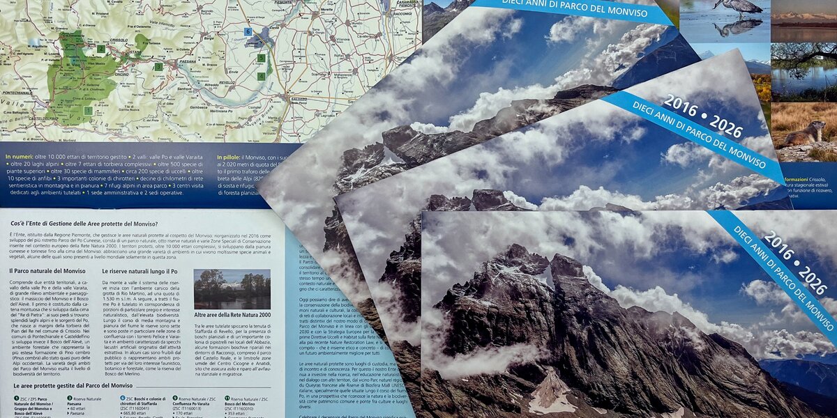 Immagine promozionale del Parco del Monviso: calendari con foto di montagne, cielo e paesaggi naturali, affiancati da una mappa del territorio. Titolo “2016–2026, dieci anni di Parco del Monviso”.