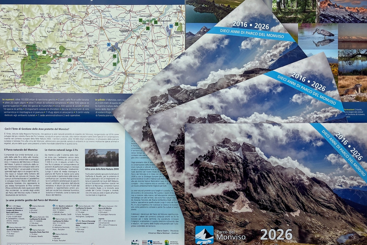 Immagine promozionale del Parco del Monviso: calendari con foto di montagne, cielo e paesaggi naturali, affiancati da una mappa del territorio. Titolo “2016–2026, dieci anni di Parco del Monviso”.