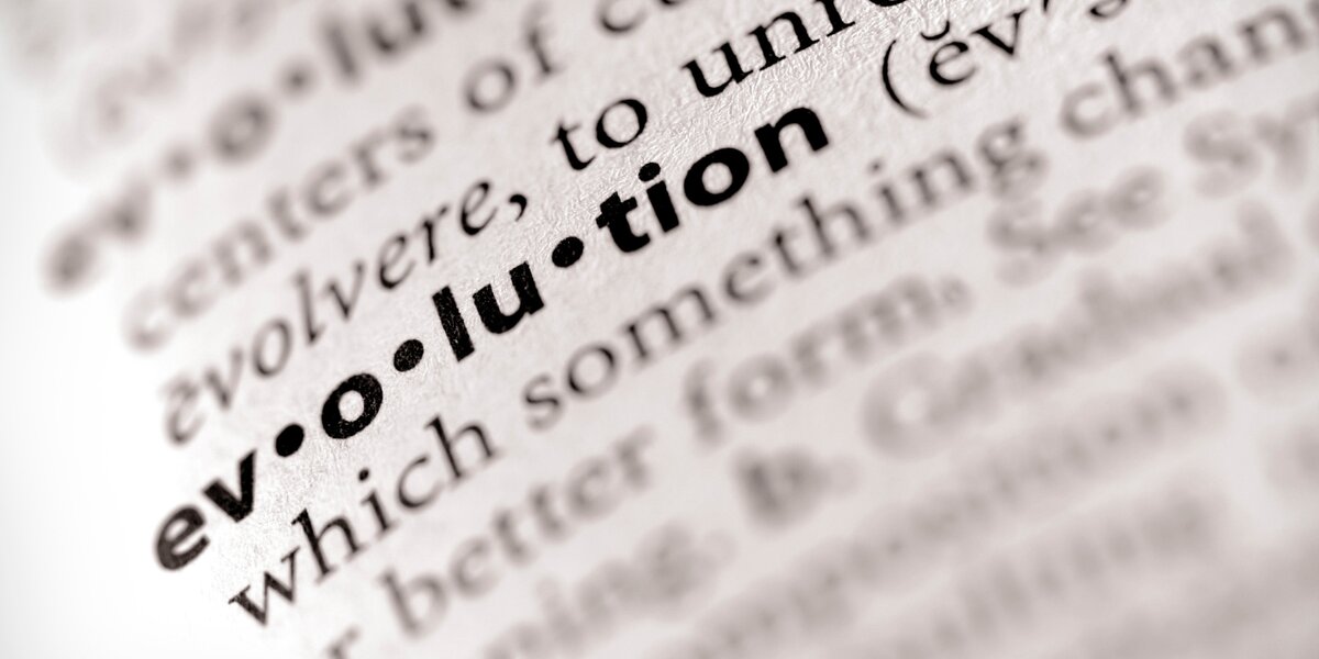 pagina di enciclopedia con zoom sulla parola evoluzione in inglese