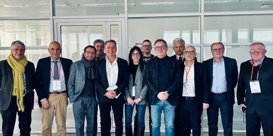 gruppo di persone in piedi. al centro due assessori, ai lati i presidenti dei Parchi piemontesi.