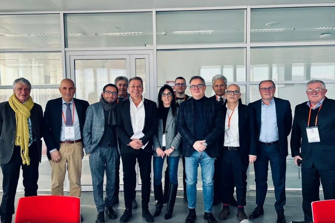 gruppo di persone in piedi. al centro due assessori, ai lati i presidenti dei Parchi piemontesi.