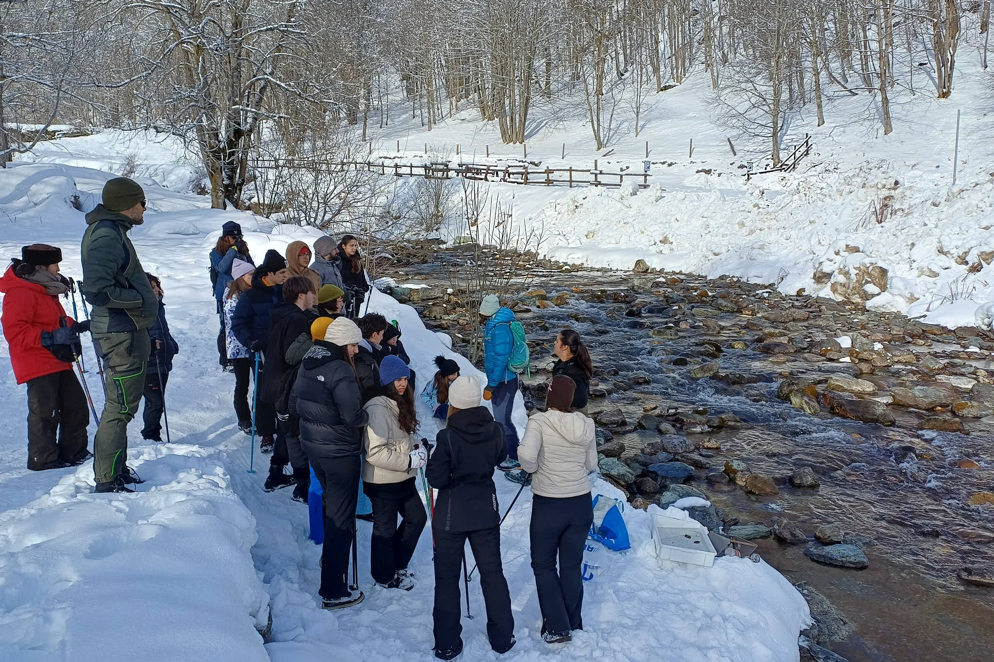 studenti e accompagnatori sul greto del fiume Po in un momento di didattica sul campo. l'ambiente è innevato e tutti hanno abbigliamento invernale.