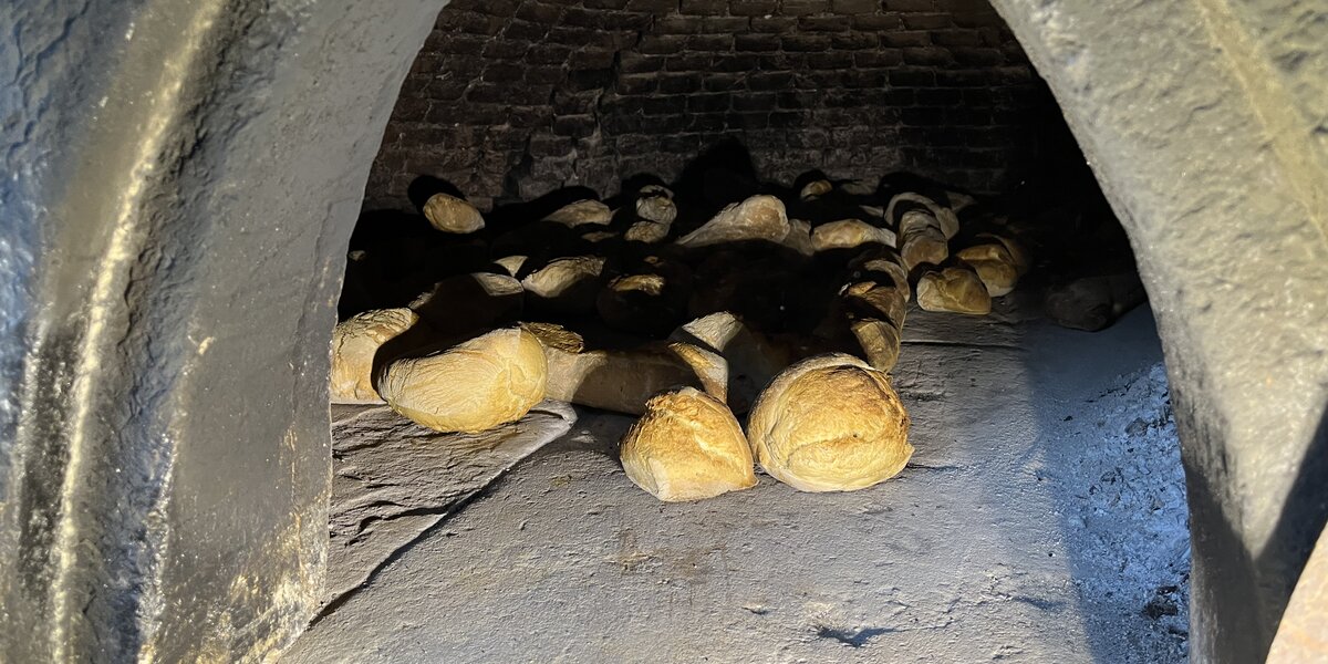 pane in cottura in un forno a legna di borgata