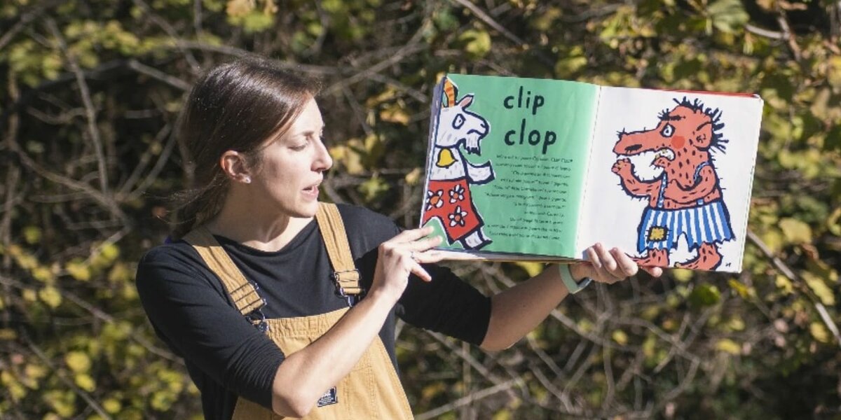 Cristina Levet legge un libro