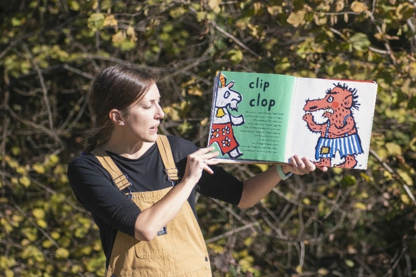 Cristina Levet legge un libro