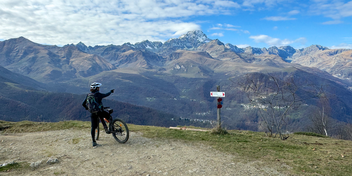 in bici con vista sul Monviso