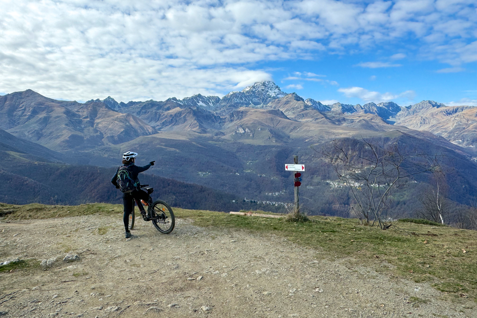in bici con vista sul Monviso