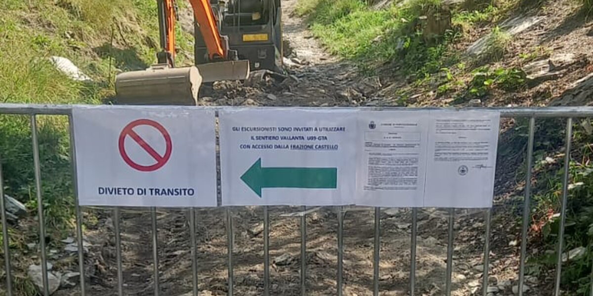 Tratto di sentiero in bosco transennato per motivi di sicurezza. Presente una draga per primi interventi di ripristino.