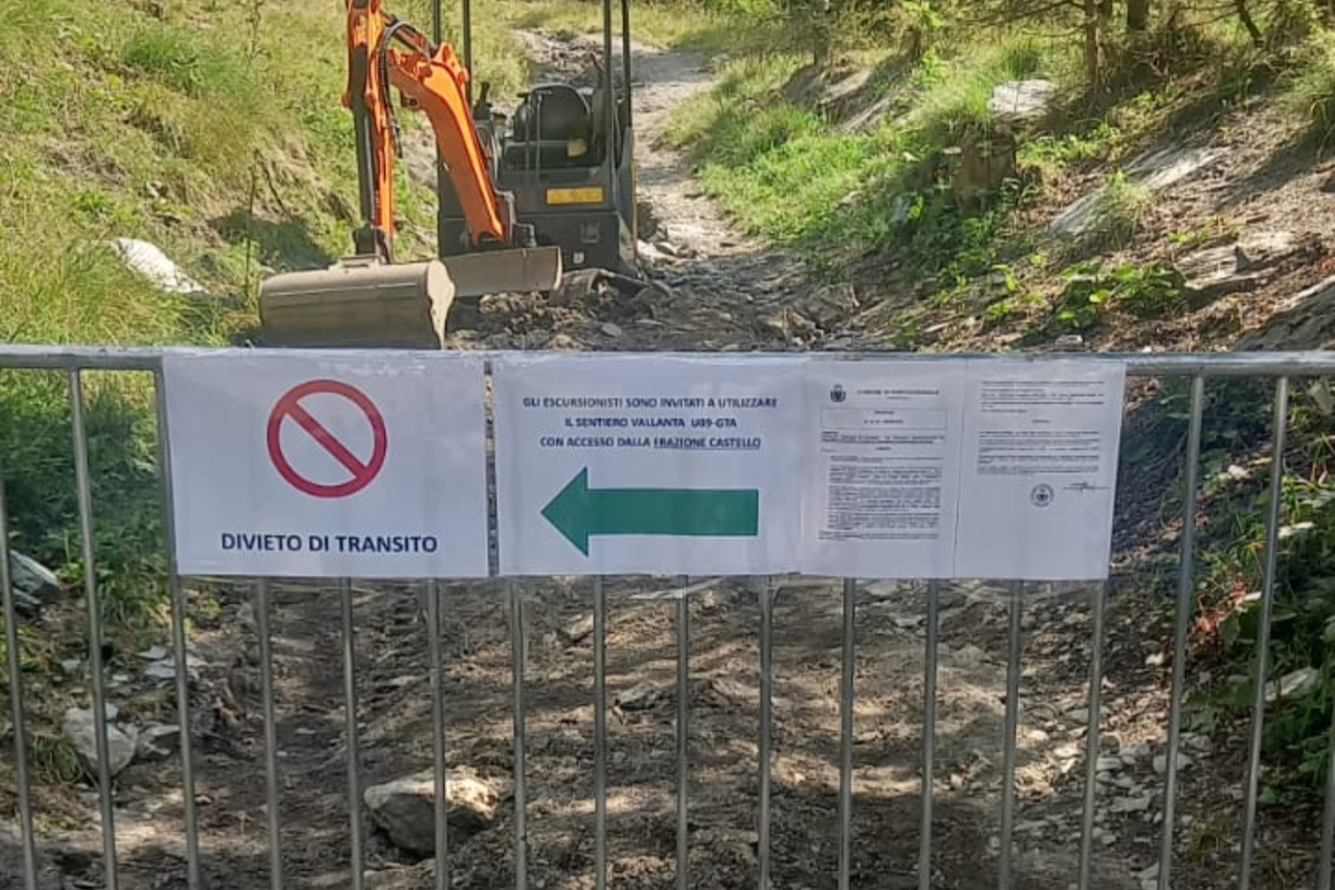 Tratto di sentiero in bosco transennato per motivi di sicurezza. Presente una draga per primi interventi di ripristino.