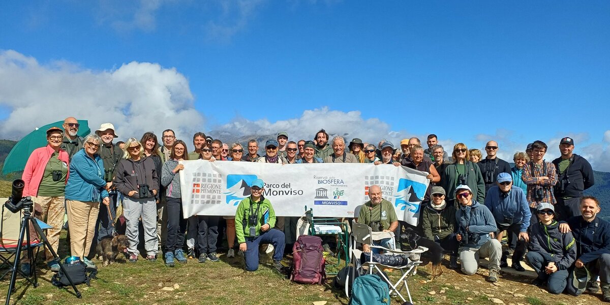 foto di gruppo a Bric Lombatera; cielo terso e circa 40 persone.