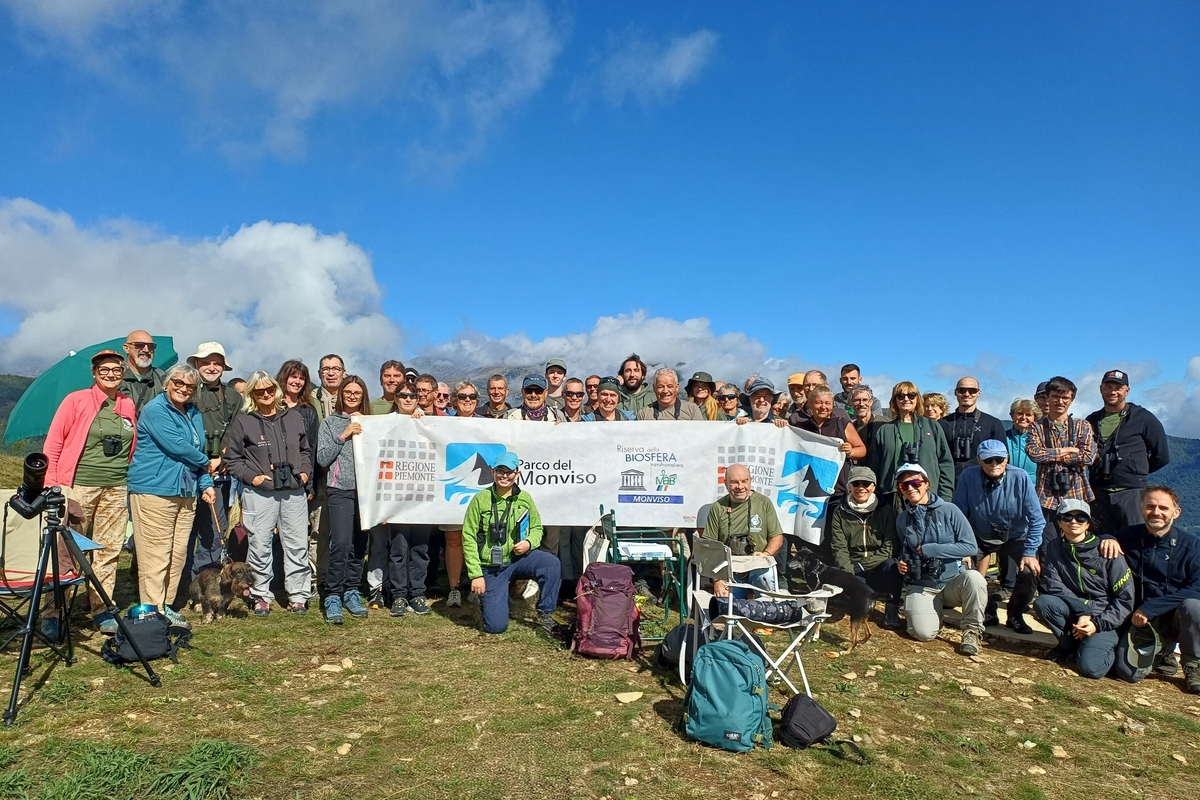 foto di gruppo a Bric Lombatera; cielo terso e circa 40 persone.