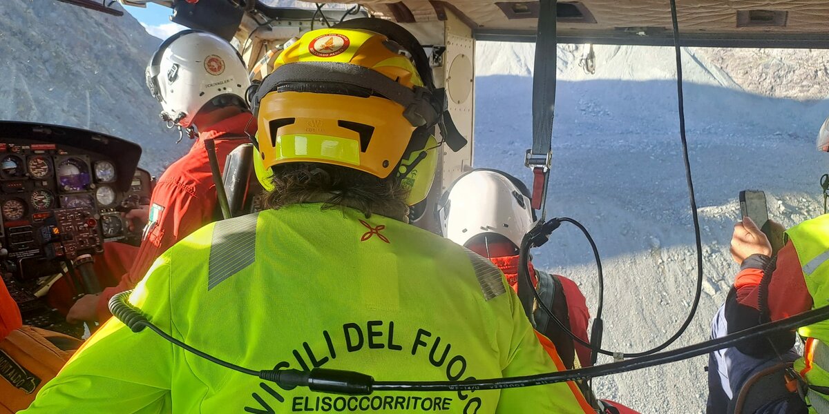 personale di soccorso a bordo di un elicottero in volo