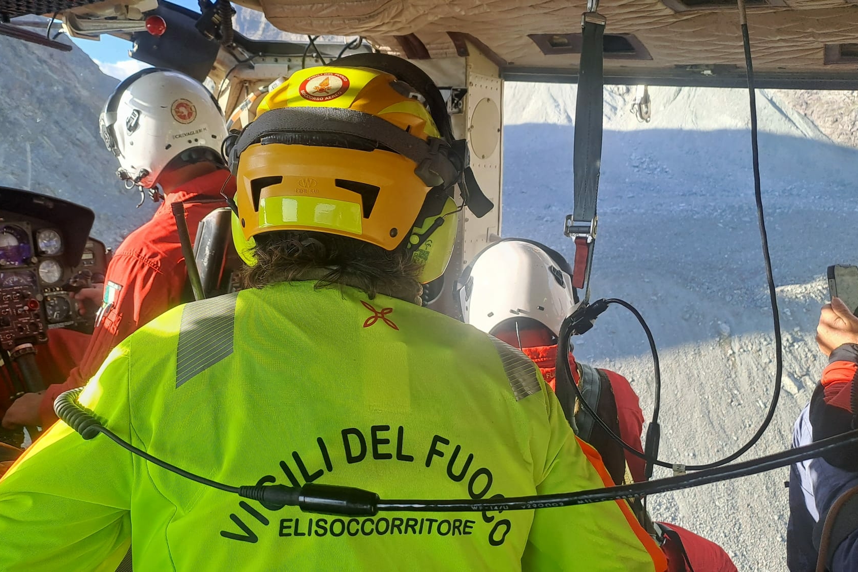 personale di soccorso a bordo di un elicottero in volo