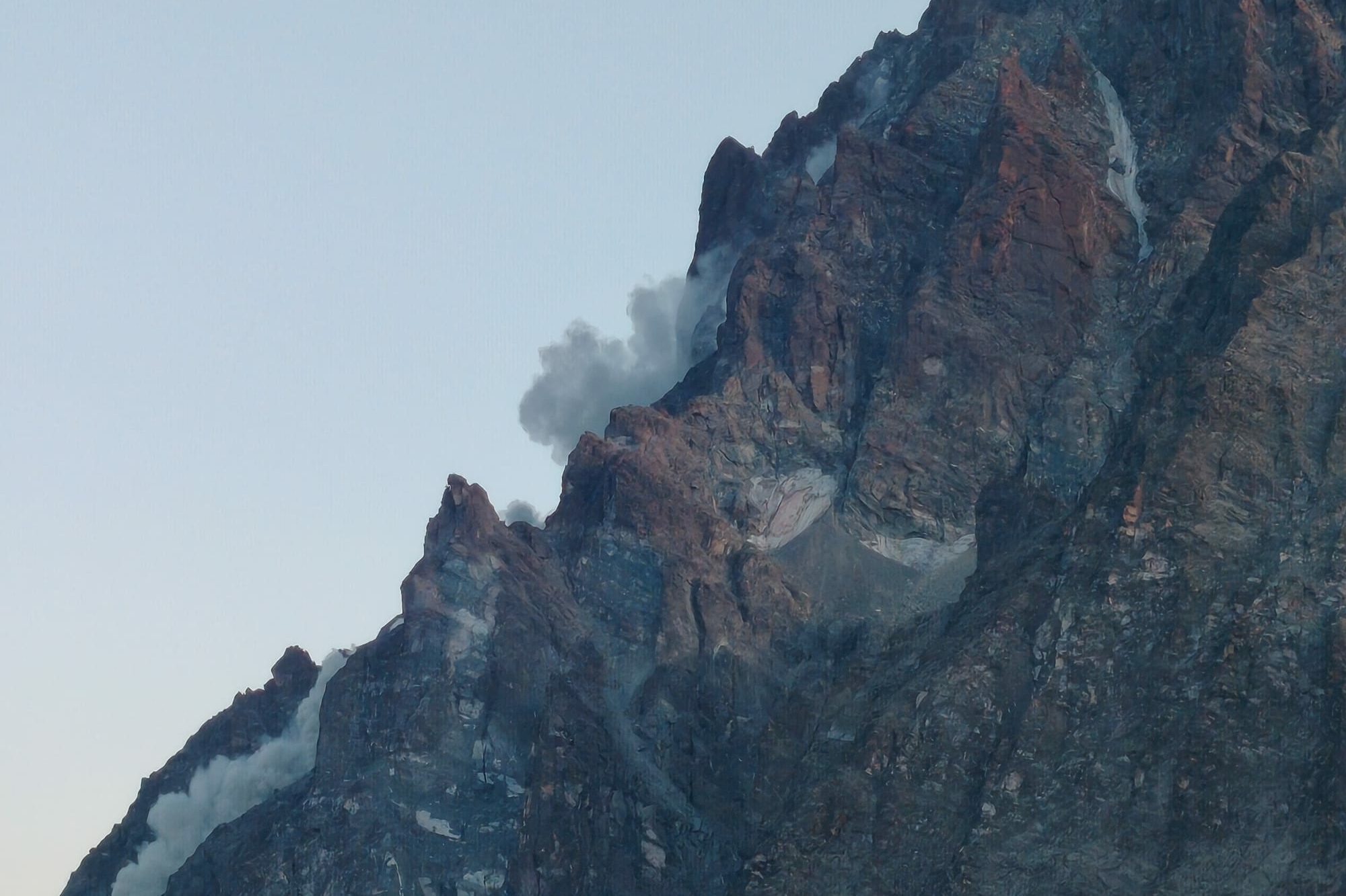 la silhouette del Monviso ripresa durante le fasi del crollo del 1° settembre 2026