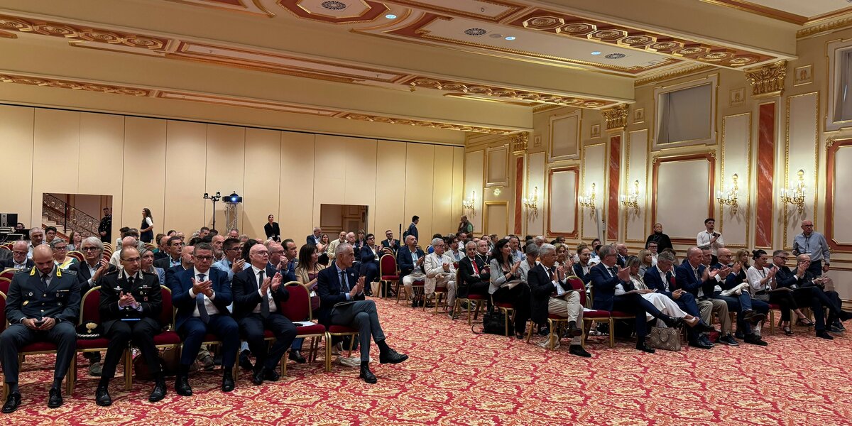 foto di gruppo dei partecipanti in sala