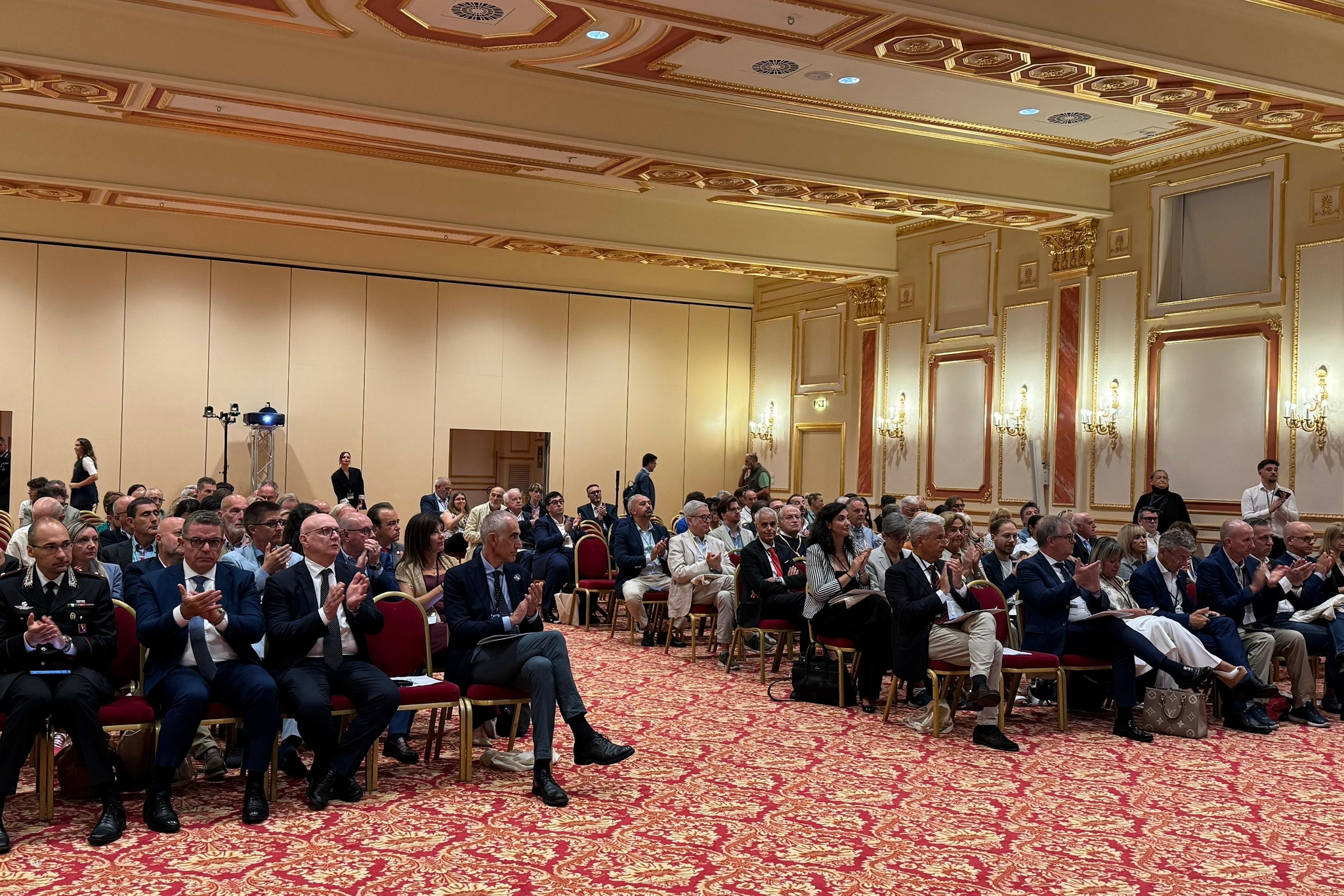 foto di gruppo dei partecipanti in sala