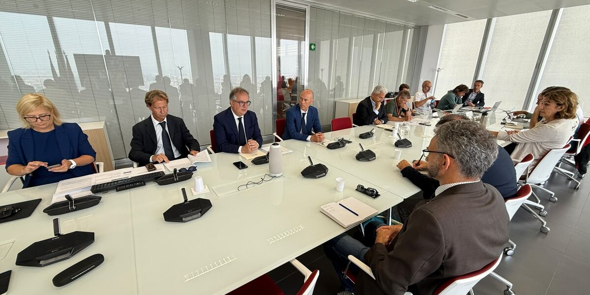 riunione di persone intorno a un tavolo.