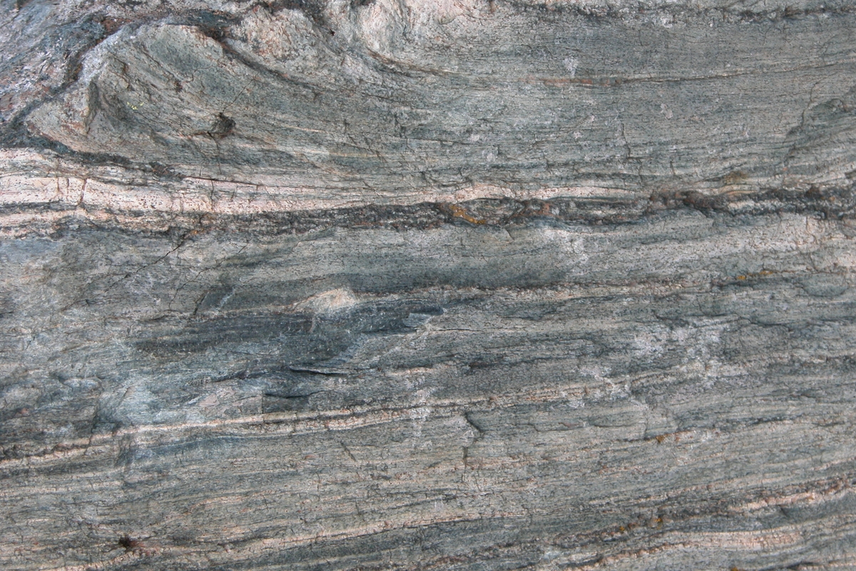 dettaglio di una roccia dove sono ben visibili le stratificazioni orizzontali dovute alla sua formazione