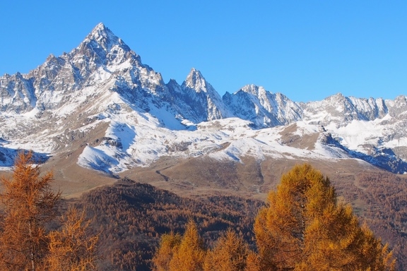Vista sul Monviso imbiancato in stagione autunnale