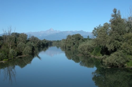 Vista sul Po da Casalgrasso: sullo sfondo il Monviso