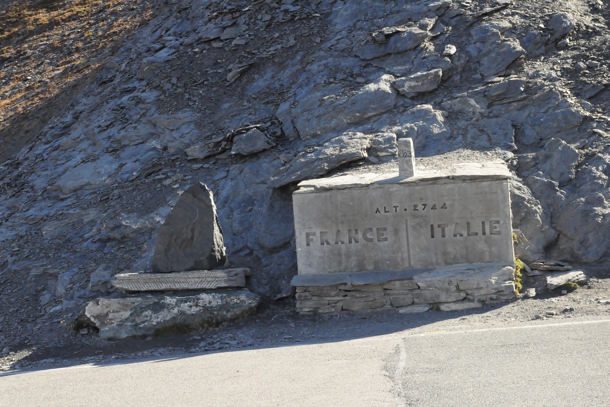un'immagine della scritta france/italia alt. 2744 che si trova sulla sommità del colle dell'agnello