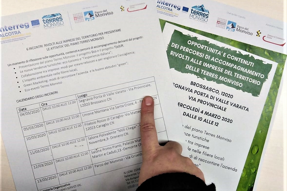 Una mano indica il programma di incontri